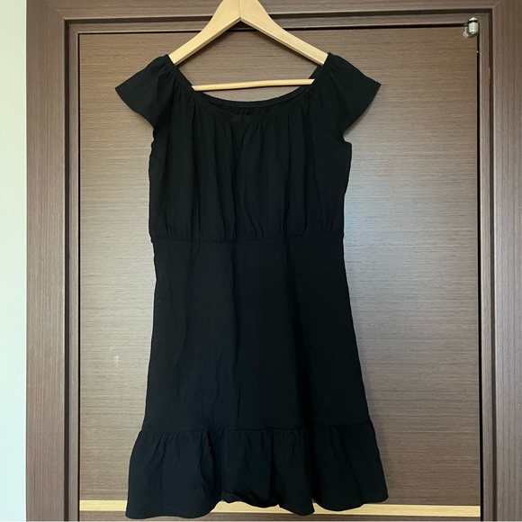 ASOS DESIGN off the shoulder mini
sundress with pep hem in black - Picture 6 of 8